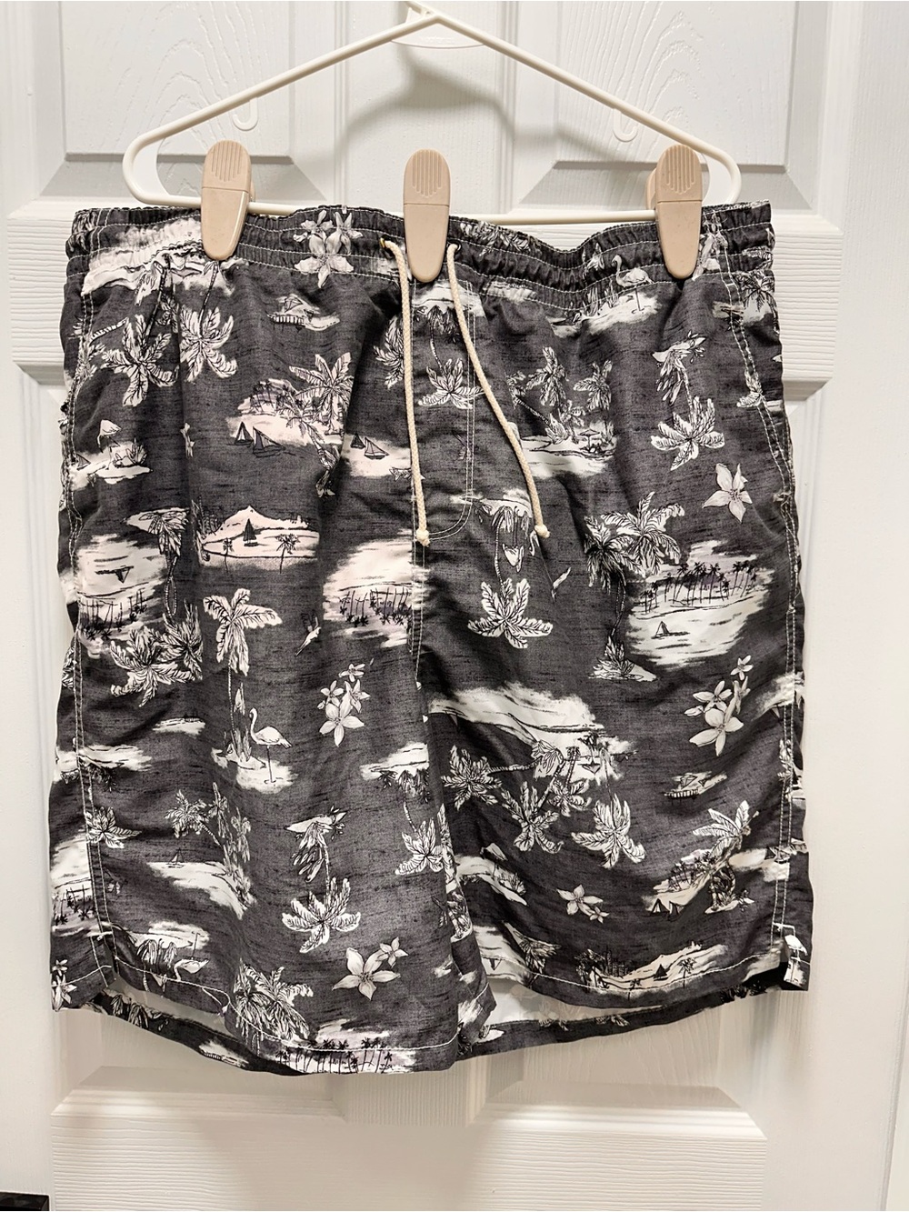 Men's Old NavyBlack & White Hawaiian Swim Trunks